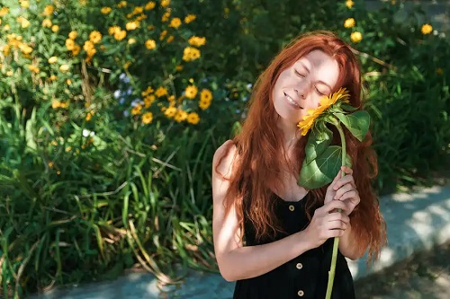 Femeie cu o floarea soarelui