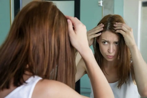 Femeie preocupată de hairskincare