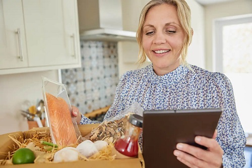 Femeie care folosește un meal kit