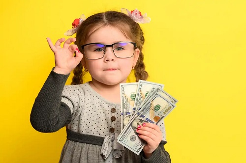 Fetiță care a economisit bani
