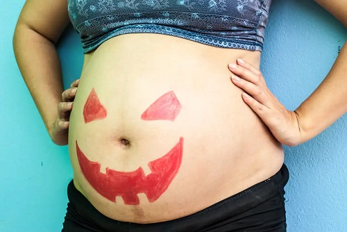 Halloween cu costume la modă pentru gravide
