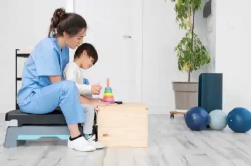 Kinetoterapia pentru paralizia cerebrală: care este rolul ei?