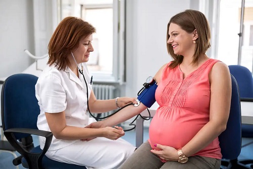Medic ce monitorizează trombofilia în sarcină