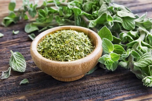 Oregano în bol din lemn
