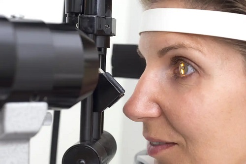 Pacient la examenul oftalmologic anual