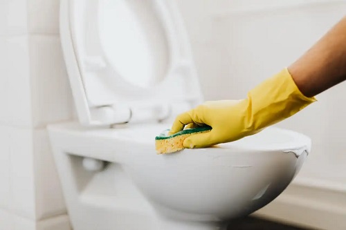 Persoană care face greșeli în curățarea toaletei