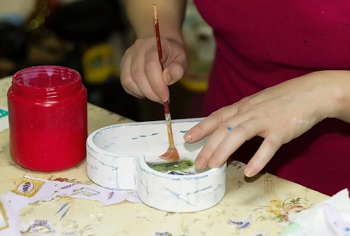 Persoană care folosește hârtia de orez pentru decorare