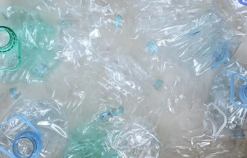 Plasticele de unică folosință din sticle