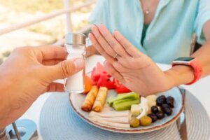 OMS recomandă reducerea consumului de sare pentru a ne proteja viața
