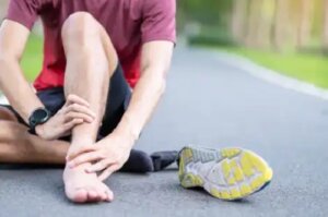 Ruptura tendonului lui Ahile: cauze, tratament și reabilitare