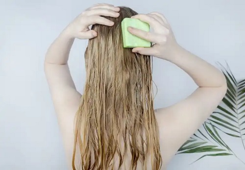 Șamponul solid: care sunt avantajele sale?