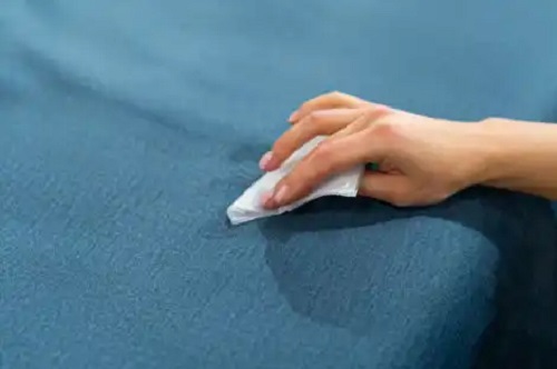 Cum se face soluția de curățat tapițeria acasă?