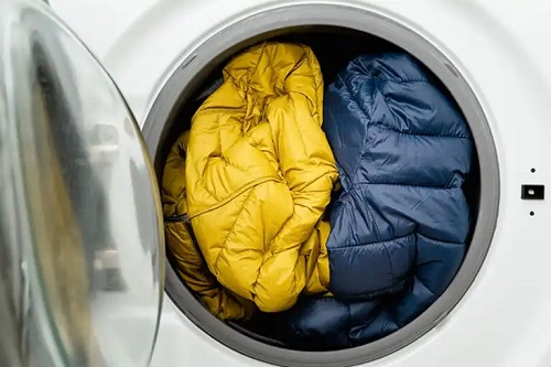 5 greșeli la spălarea jachetelor de puf care le afectează calitatea