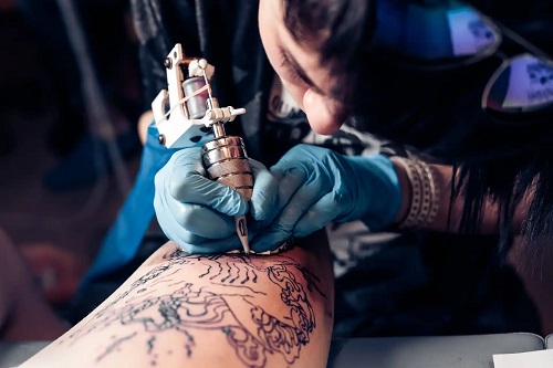 Artist care face tatuaje