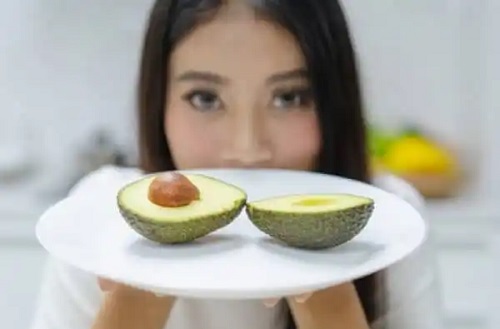 Avocado tăiat pe jumătate