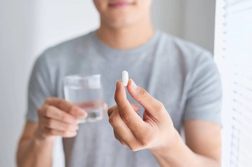 Bărbat ca ia Enterogermina pentru efectul probiotic