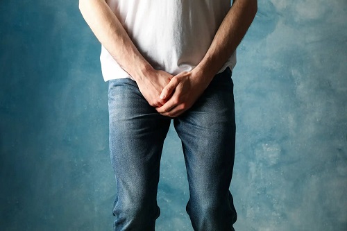 Bărbat îngrijorat de petele pe penis