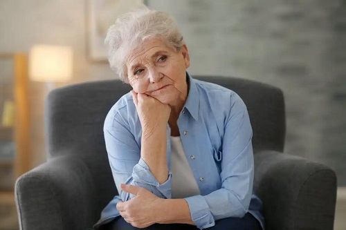 Bătrână care știe că bolile tiroidiene afectează dispoziția