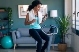 Ce beneficii are bicicleta staționară sau de fitness?