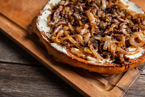 Ceapă caramelizată fără zahăr pe pâine prăjită.