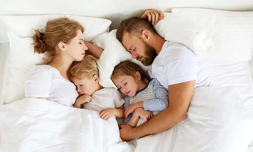 Copiii care dorm cu părinții au mai puține frici