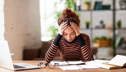 Culcatul târziu duce la probleme de concentrare