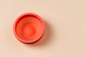 Discul menstrual: ce avantaje are și cum diferă de cupa menstruală