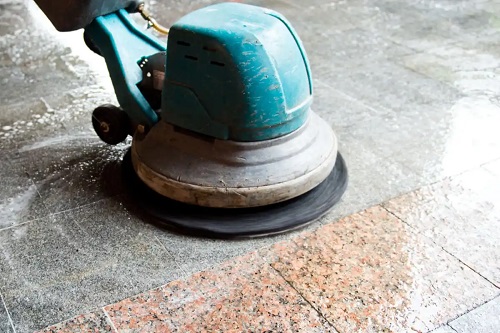 Dispozitiv de șlefuit travertinul