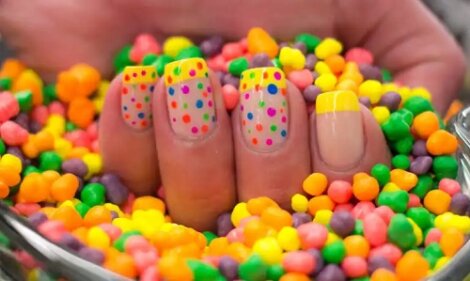 Dot nails sau unghiile cu puncte: moda unghiilor minimaliste