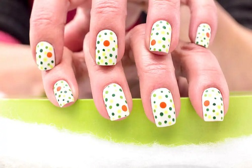 Dot nails în stil minimalist