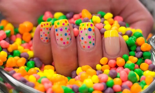 Dot nails sau unghiile cu puncte: moda unghiilor minimaliste