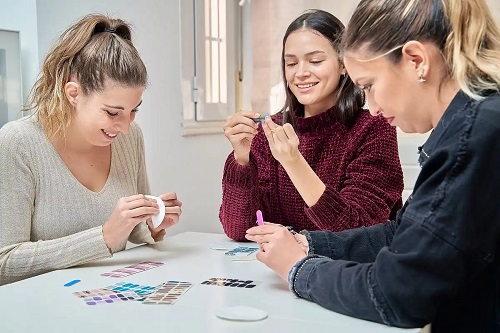 Femei care folosesc manichiura cu autocolante