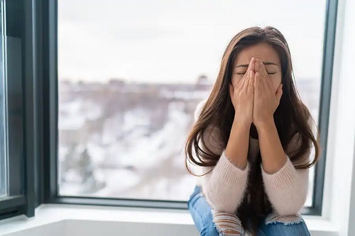 Femeie care suferă de anxietate