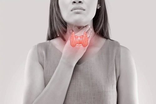 Femeie care știe că bolile tiroidiene afectează dispoziția