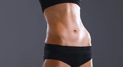 Femeie care face un exercițiu eficient pentru mușchii abdominali