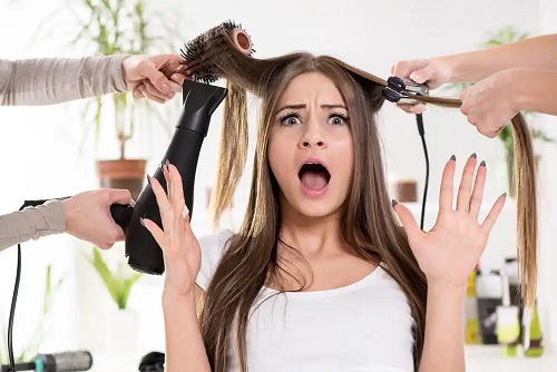 Femeie care vrea să obțină liquid hair