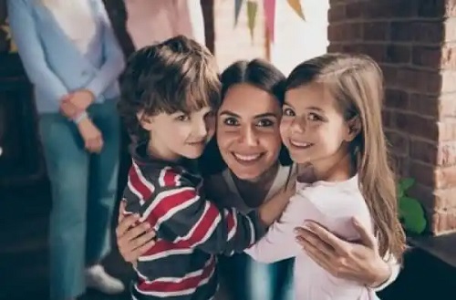 Femeie cu nepoții ei