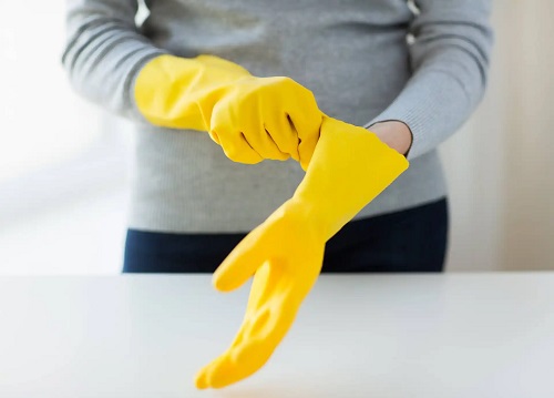 Femeie care elimină petele de rășină de pe haine