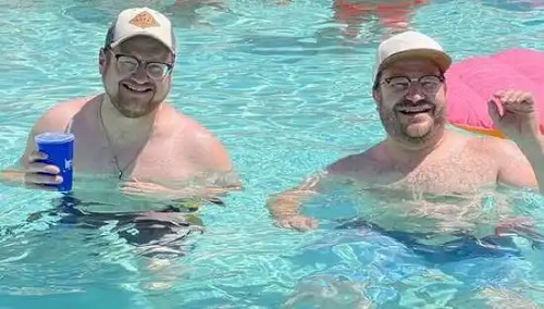 Un bărbat și-a găsit „dublura” într-o piscină: separați la naștere?