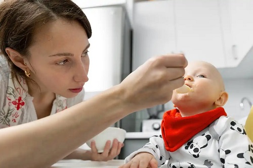 Mamă care știe cum înveți copilul să folosească tacâmurile