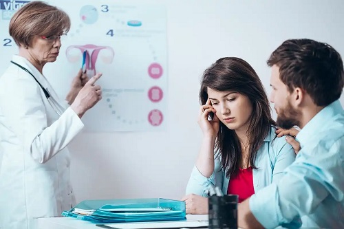 Medic care explică ce este o mamă surogat