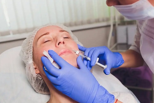 Pacient care primește botox pentru bruxism