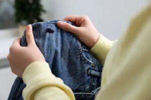 8 trucuri pentru a elimina petele de cremă de pantofi de pe haine