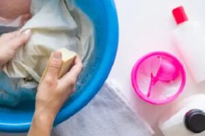 Cum se elimină petele de rășină de pe haine fără a le deteriora?
