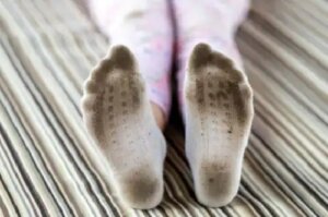 8 trucuri pentru a elimina petele negre de pe șosete