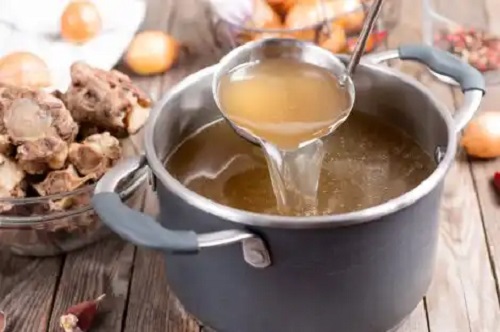 Rețeta de supă de oase și beneficiile sale pentru sănătate