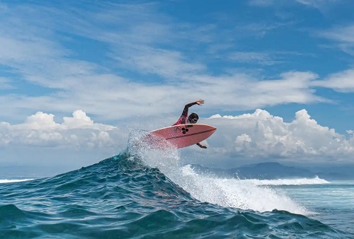 Surfer pe valuri