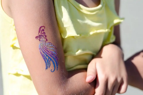 Tatuajele temporare și riscurile lor la copii