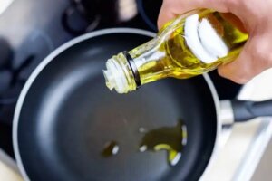 Uleiul fără calorii: ce este și care sunt beneficiile și riscurile acestuia