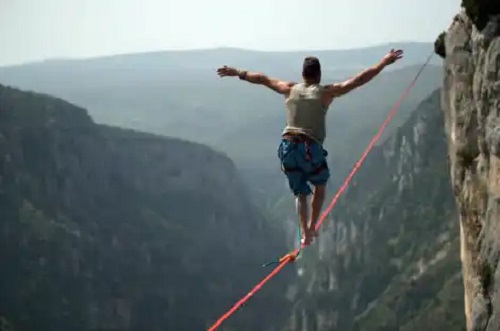 Antrenamentul slackline sau mersul pe frânghie: ce beneficii are?
